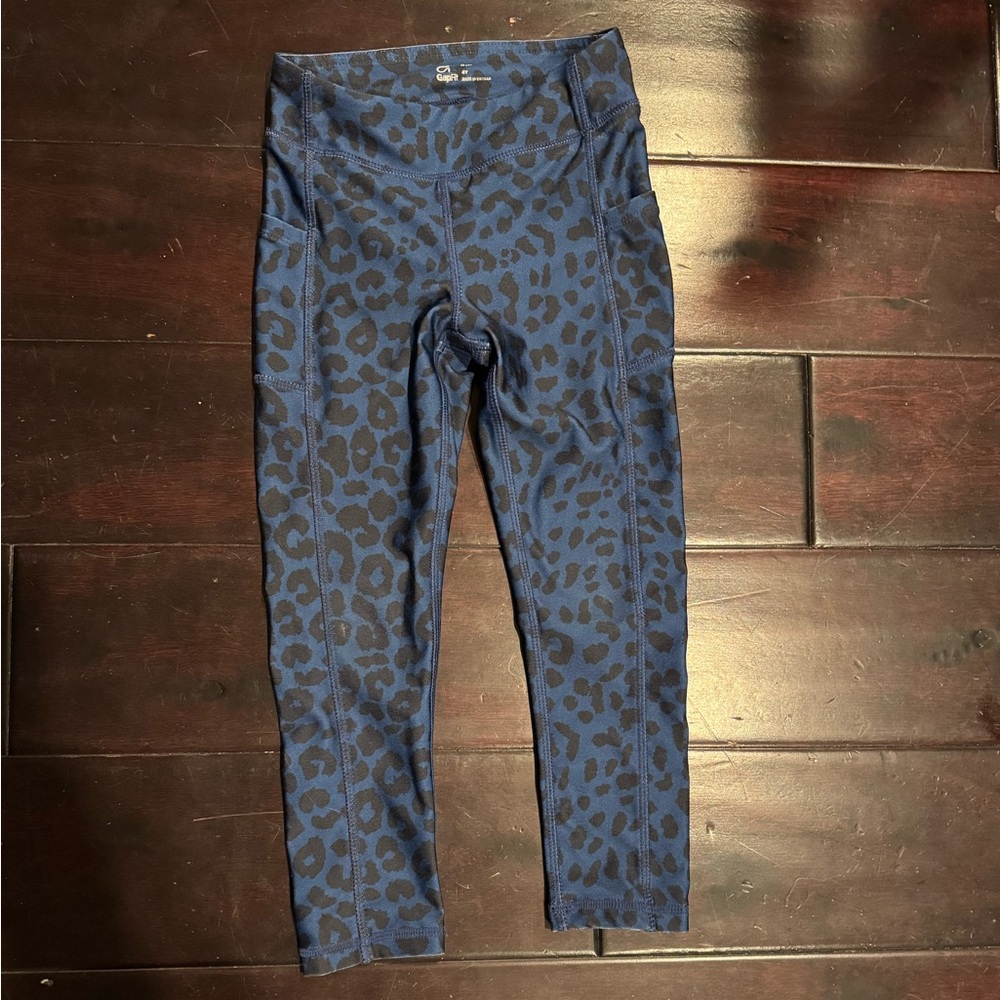 Gap fit little girls size 4Y blue leopard leggings with side pockets.